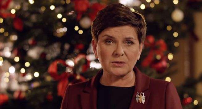 Beata Szydło i ministrowie ubierają choinkę w świątecznym spocie KPRM (wideo)