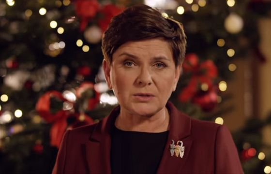 Beata Szydło i ministrowie ubierają choinkę w świątecznym spocie KPRM (wideo)