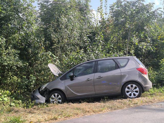 Świadek zauważył auto w rowie. Nietrzeźwy kierowca zatrzymany przez policjantów (zdjęcia)