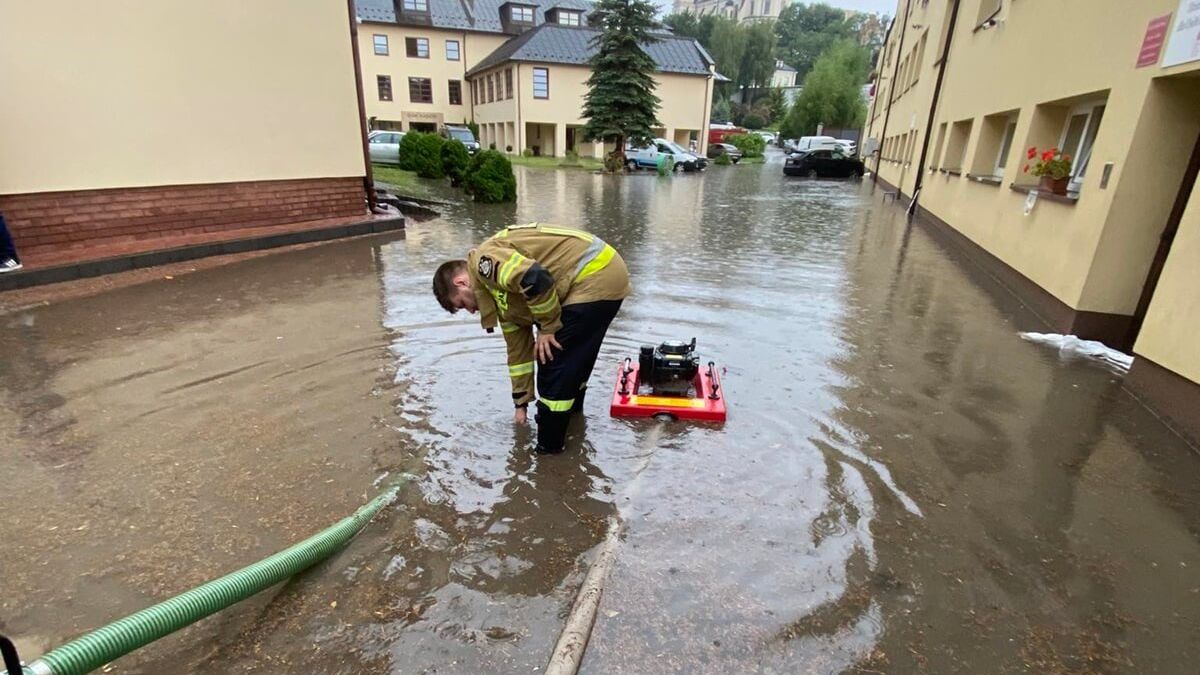 Zalany plac lubelskiego Caritasu
