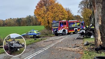 Dachowanie pod Mirosławcem Górnym. Auto uderzyło w drzewa