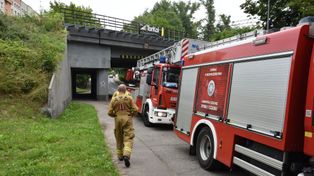 Chorzów: Wiadukt zagrożeniem dla kierowców – fragment konstrukcji oderwał się i uderzył w jadący samochód. Występują utrudnienia