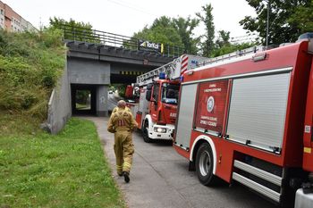 Chorzów: Wiadukt zagrożeniem dla kierowców – fragment konstrukcji oderwał się i uderzył w jadący samochód. Występują utrudnienia