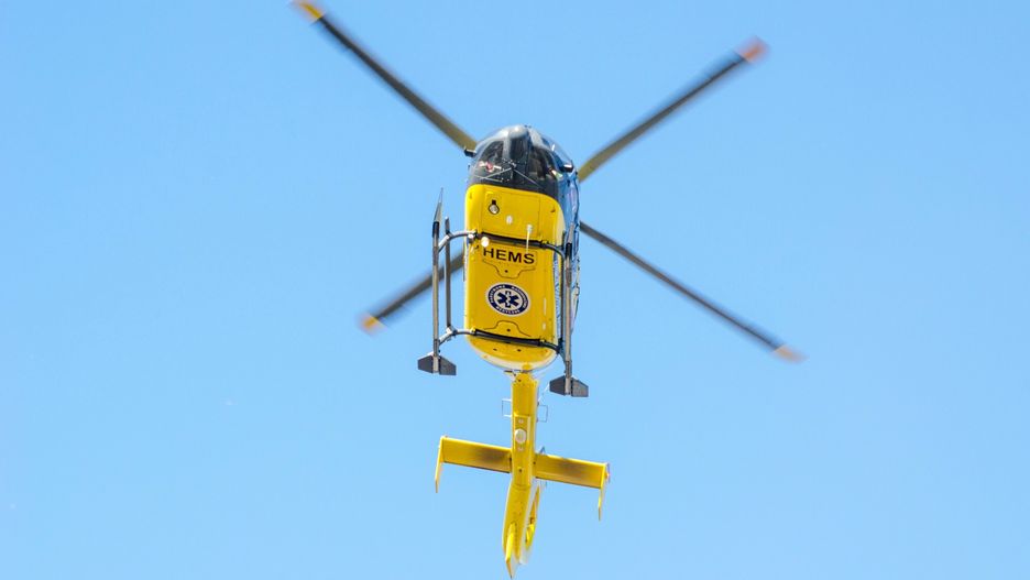 ?widnica: Interwencja ?mig?owca LPRFot. NewsLubuski/East News, Swidnica, 14.03.2022. Interwencja smiglowca Lotniczego Pogotowia Ratunkowego w Swidnicy kolo Zielonej Gory. Helikopter przylecial do pacjenta z zawalem serca z powodu braku wolnej naziemnej karetki. Na miejsce wezwano straz pozarna ktora zabezpieczala terenNewsLubuski