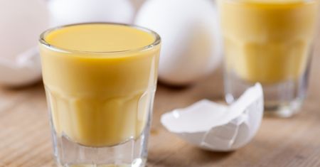 Ajerkoniak – ciekawy dodatek do deserów
