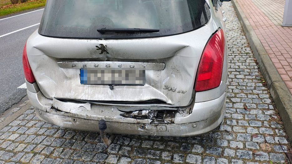 fot. MG / Chwila nieuwagi na DK20 i BMW ląduje w tylnym zderzaku Peugeota.