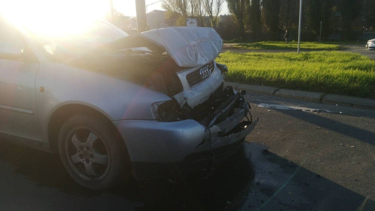 Zderzenie audi z volvo przed przejściem dla pieszych na al. Unii Lubelskiej