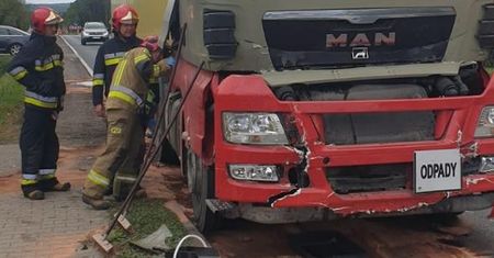 Wypadek dwóch ciężarówek na DK 42 [Foto]