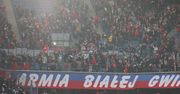 Głośny doping, hymn i wiolonczelistka. Kibice na meczu Wisły Kraków z Polonią Warszawa