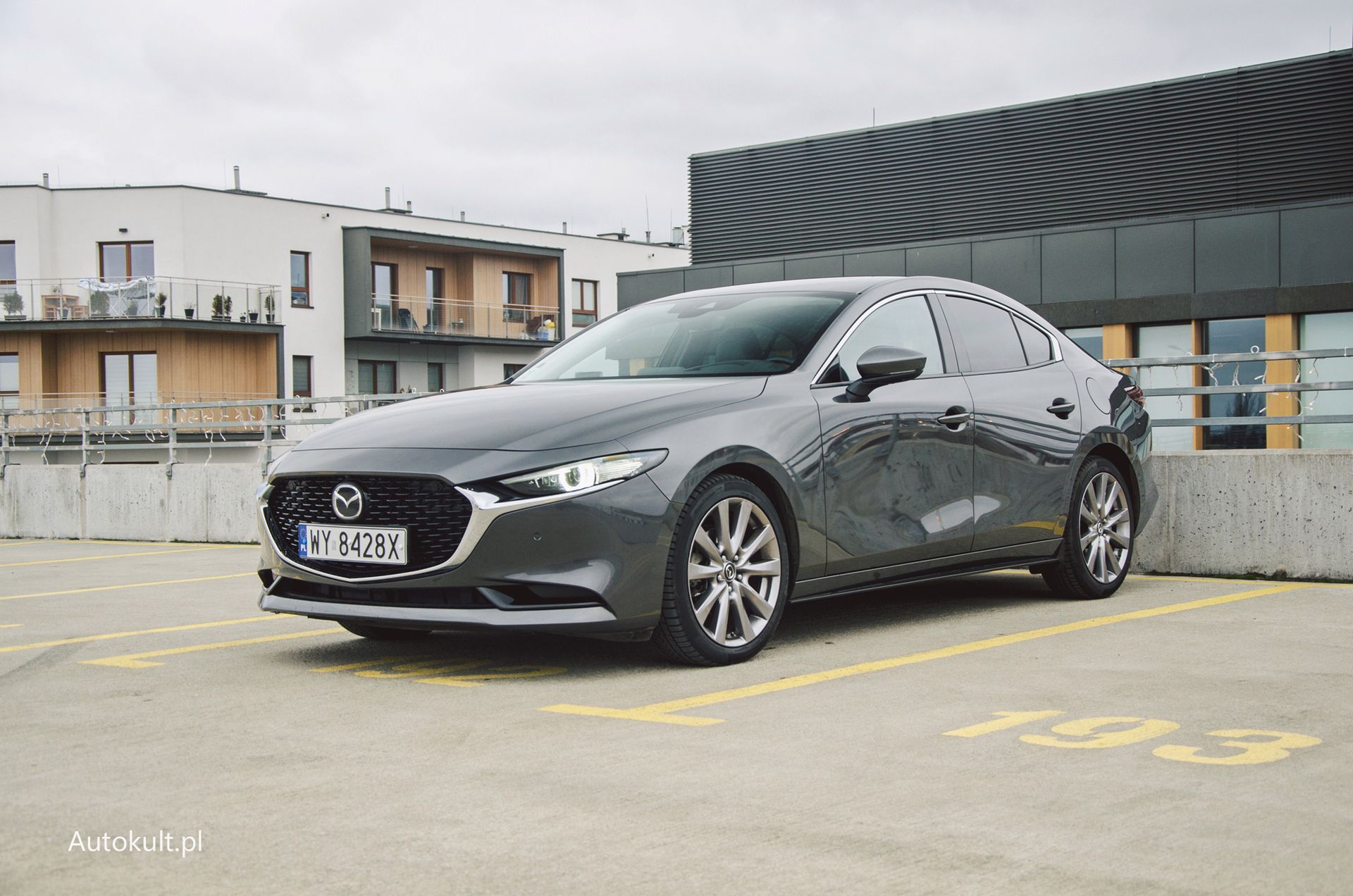 Choć to zupełnie nowy model, Mazda 3 z nadwoziem sedan wygląda prawie jak poprzednik.