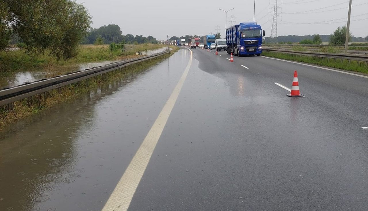 16.09 - częściowo zalana autostrada A4 Brzeg - Brzezimierz