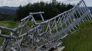 Runął 50-metrowy maszt w Krajnie Pierwszym. Policja bada, czy ktoś celowo odkręcił śruby [zdjęcia]