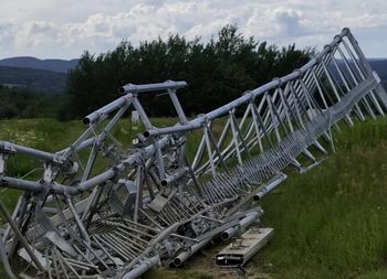Runął 50-metrowy maszt w Krajnie Pierwszym. Policja bada, czy ktoś celowo odkręcił śruby [zdjęcia]