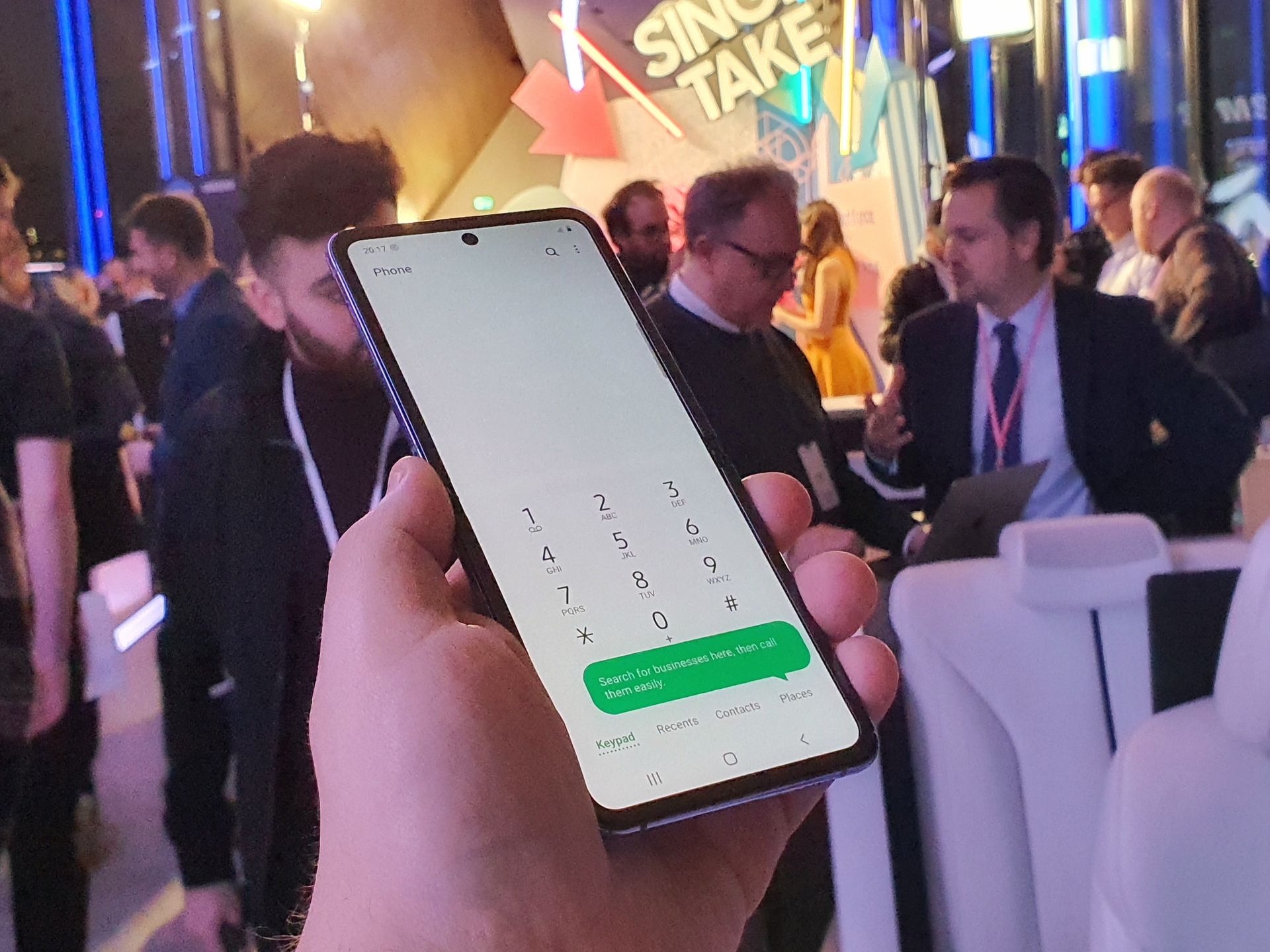 Samsung Galaxy Z Flip udaje zwykły smartfon skuteczniej niż Motorola razr. Tak, to ogromna zaleta 2