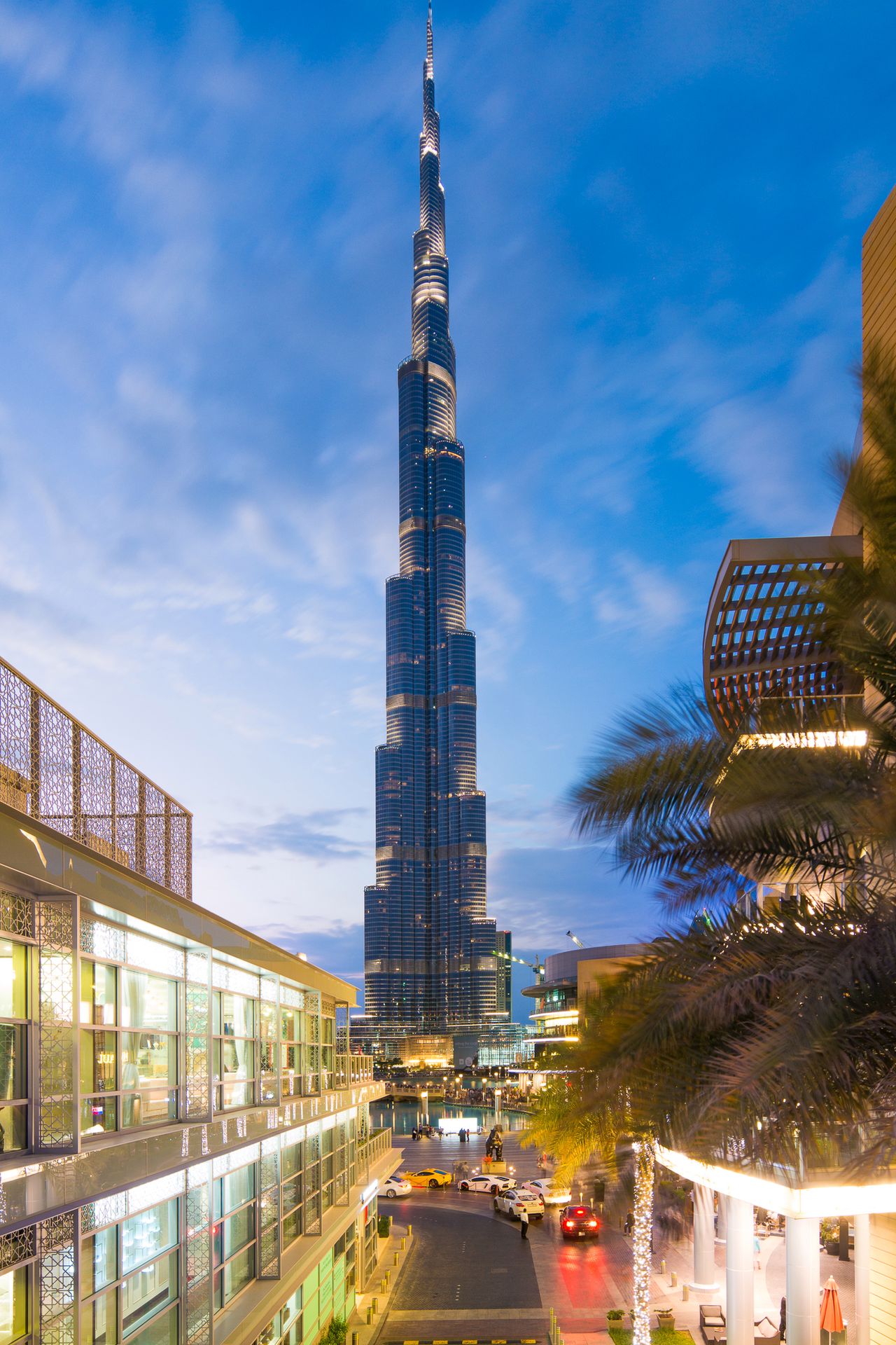 Burj Khalifa to niesamowity budynek - ma ponad 800 metrów i widać go z każdego miejsca w Dubaju. Nagle wszystkie inne budynki, które widzieliśmy stają się mniejsze. Kiedyś sądziłem, że Sky Tower we Wrocławiu jest wysoki, potem World Financial Center w Szanghaju zrobił na mnie ogromne wrażenie, ale to i tak nic w porównaniu z Burj Khalifą.