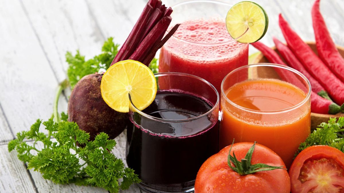 123rf.com W diecie dla zdrowia wątroby powinny znaleźć się buraki, pomidory, marchew 