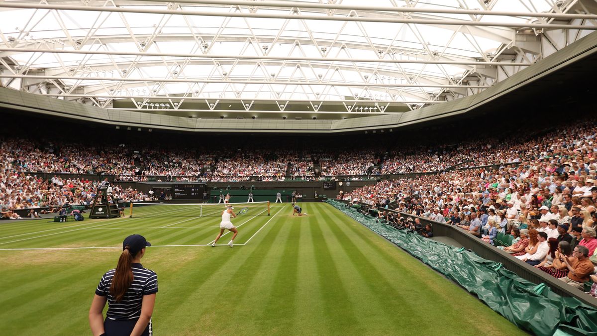 Marketa Vondrousova of Czech Republic in action during her Women's Singles semi-final match against Elena Svitolina of Ukraine at the Wimbledon Championships, Wimbledon, Britain, 13 July 2023. EPA/NEIL HALL EDITORIAL USE ONLY Dostawca: PAP/EPA.