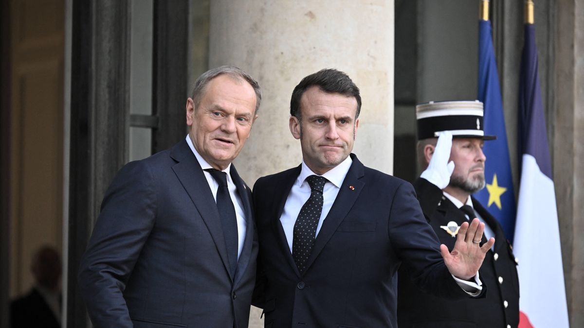 Meeting On The Situation In Ukraine - Paris
French President Emmanuel Macron welcomes Polish Prime Minister Donald Tusk before an informal summit of European leaders to discuss the situation in Ukraine and European security at The Elysee Presidential Palace in Paris, France on February 17, 2025. Photo by Eliot Blondet/ABACAPRESS.COM 
Dostawca: PAP/Abaca
Blondet Eliot/ABACA
Politics, Russia Ukraine Crisis, Russia-Ukraine Crisis, Russia-Ukraine War, Summit, Ukraine Russia Crisis, Ukraine Russia War, Ukraine-Russia Crisis