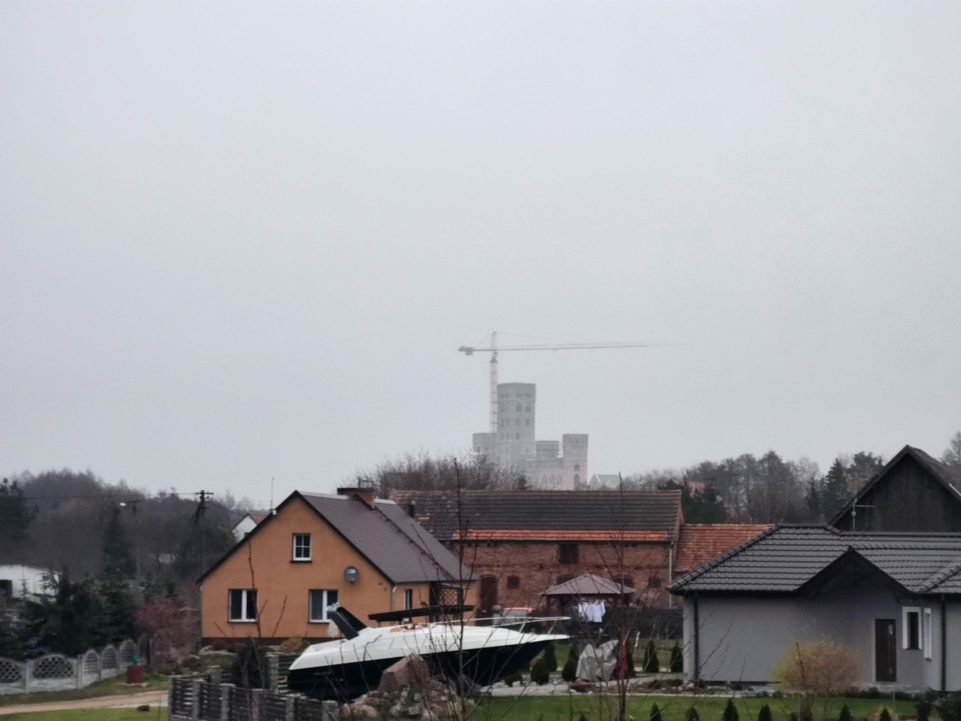 Budowa zamku góruje nad Stobnicą