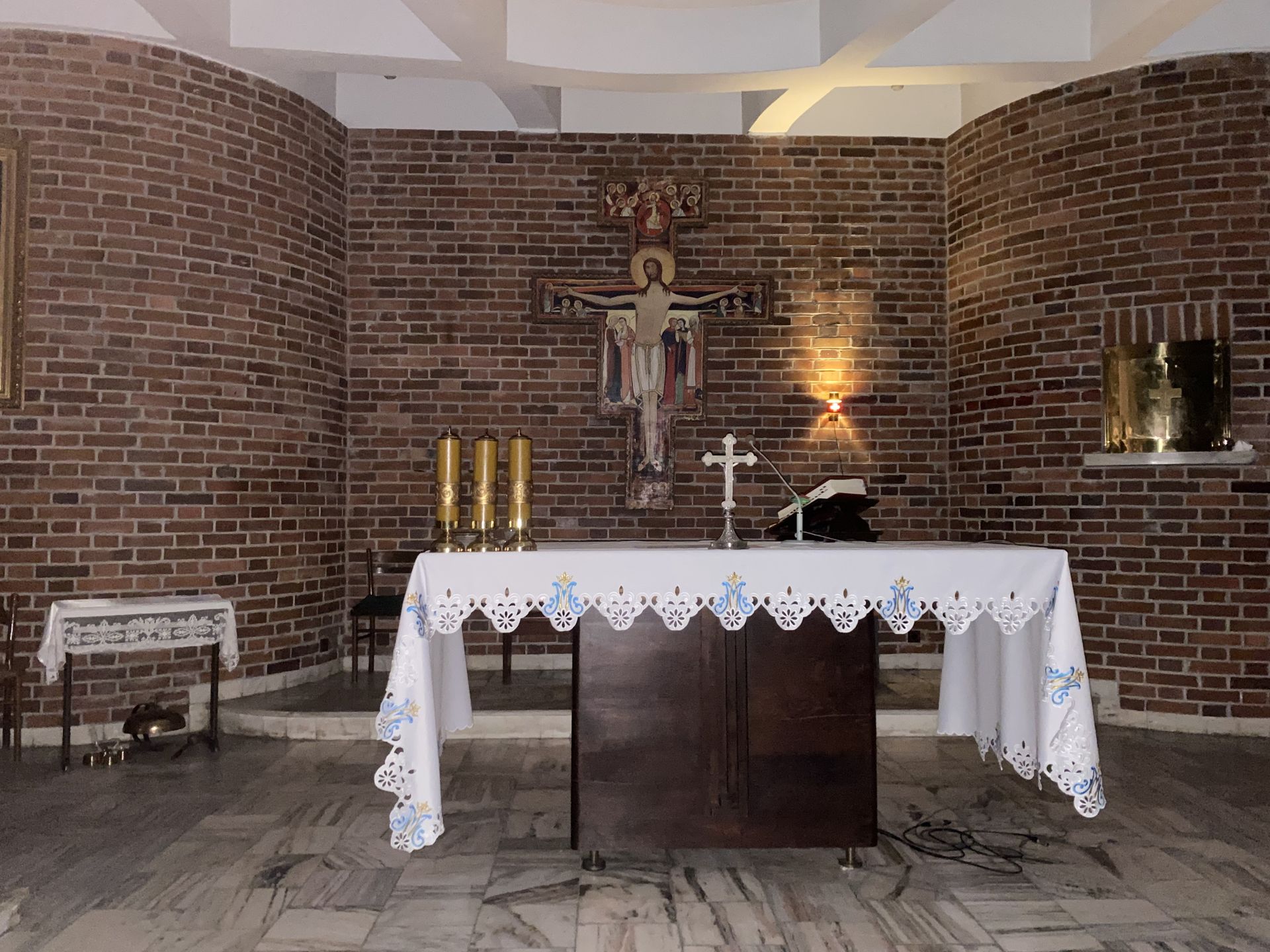 Dolna część kościoła, do której przeniosą się wierni w czasie dużych mrozów