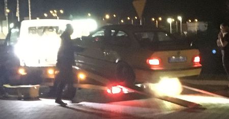 Drift na parkingu przed sklepem meblowym, zbyt głośny wydech. BMW odjechało na lawecie