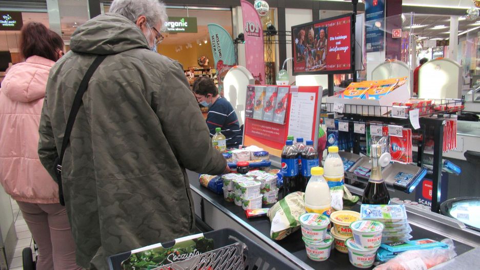 Stock MaBaPHOTO: ZOFIA I MAREK BAZAK / EAST NEWS   Warszawa N/z zakupy w hipermarkecie Carrefour, platnosc w kasieZOFIA BAZAK