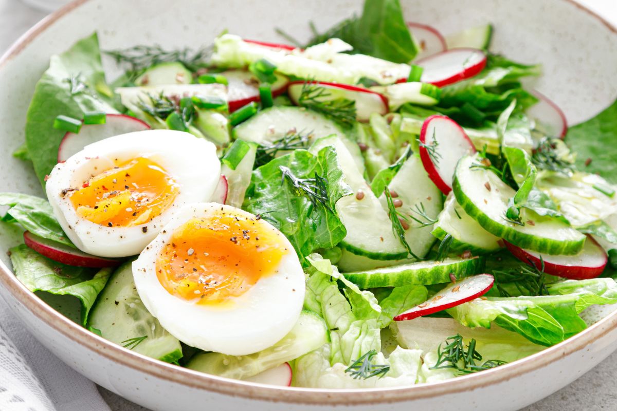 Do sałatki wiosennej dorzucam grecki akcent. Jest świetna do kotletów i dań z grilla