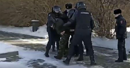 Brutalne nagranie z protestu w Rosji. Zatrzymany krzyczał z bólu