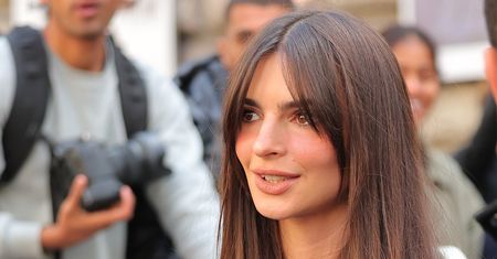 Emily Ratajkowski w spodniach w panterkę i swetrze z wizerunkiem Prince’a. Czy to udany zestaw?