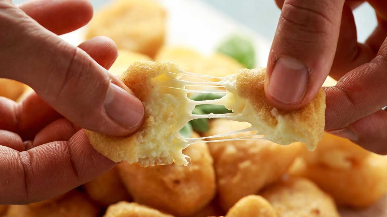 Kuleczki serowe z ciągnącym się serem w środku