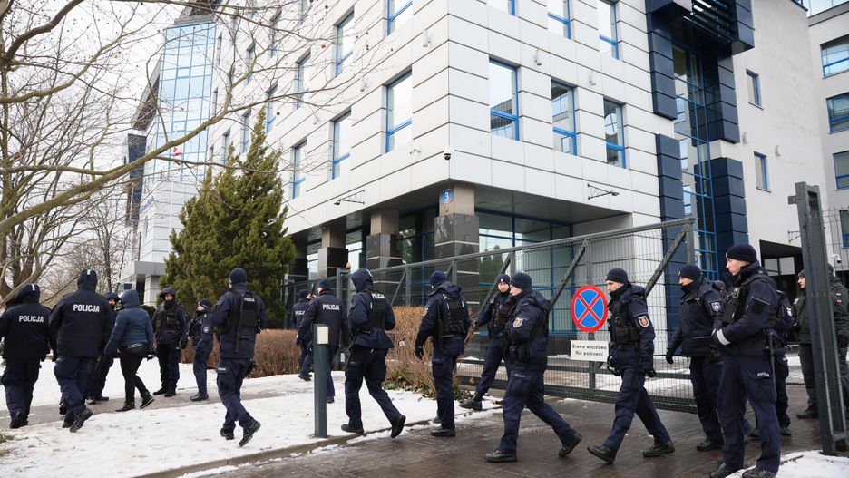 W poniedziałek policjanci pojawili się pod budynkiem Prokuratury Krajowej w Warszawie