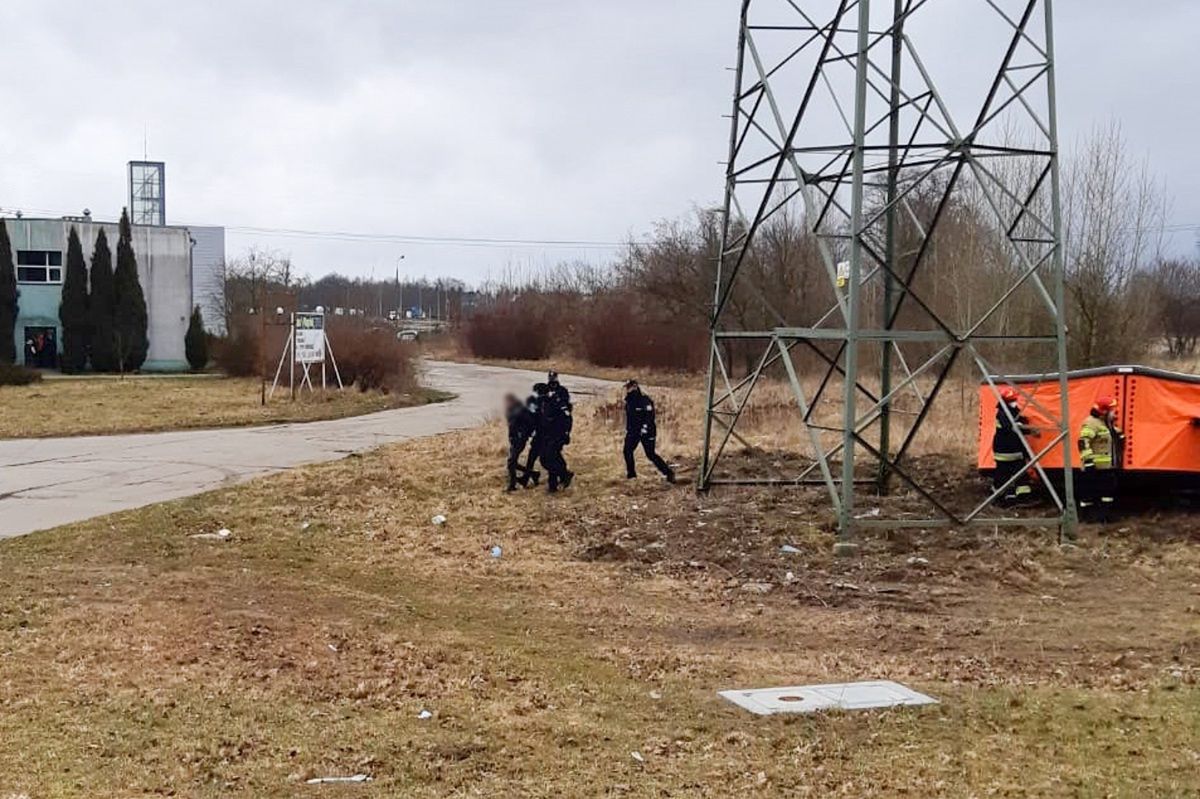 Gorzów Wielkopolski. O krok od tragedii. Pijany wspiął się na słup