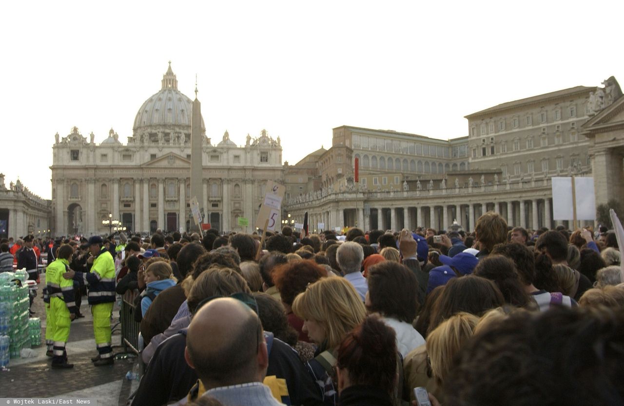 Papież Benedykt XVI nie żyje. Wierni przybywają na plac Św. Piotra
