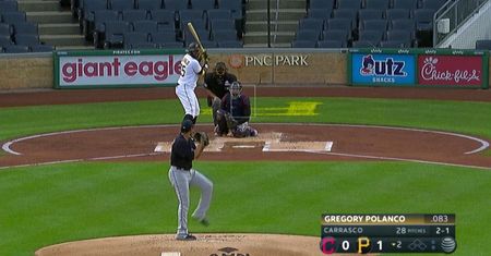 Baseball. Mężczyzna w trakcie meczu wskoczył do rzeki po piłkę