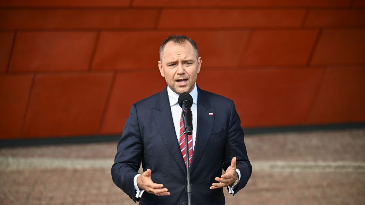 Gdańsk, 10.08.2025. Prezydent Karol Nawrocki podczas wypowiedzi dla mediów przed Muzeum II Wojny Światowej w Gdańsku, 10 bm. (sko) PAP/Marcin Gadomski