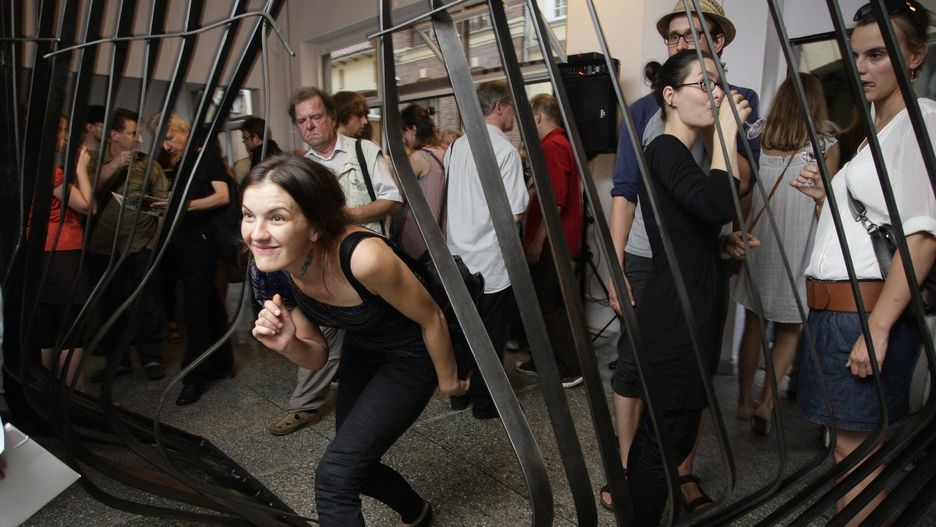 26.08.2011 Gdańska Galeria Miejska. Wystawa Doroty Nieznalskiej pt. Miasto Zderzenie Re-konstrukcja przemocy&#34; FOT. GRZEGORZ MEHRING/POLSKAPRESSE