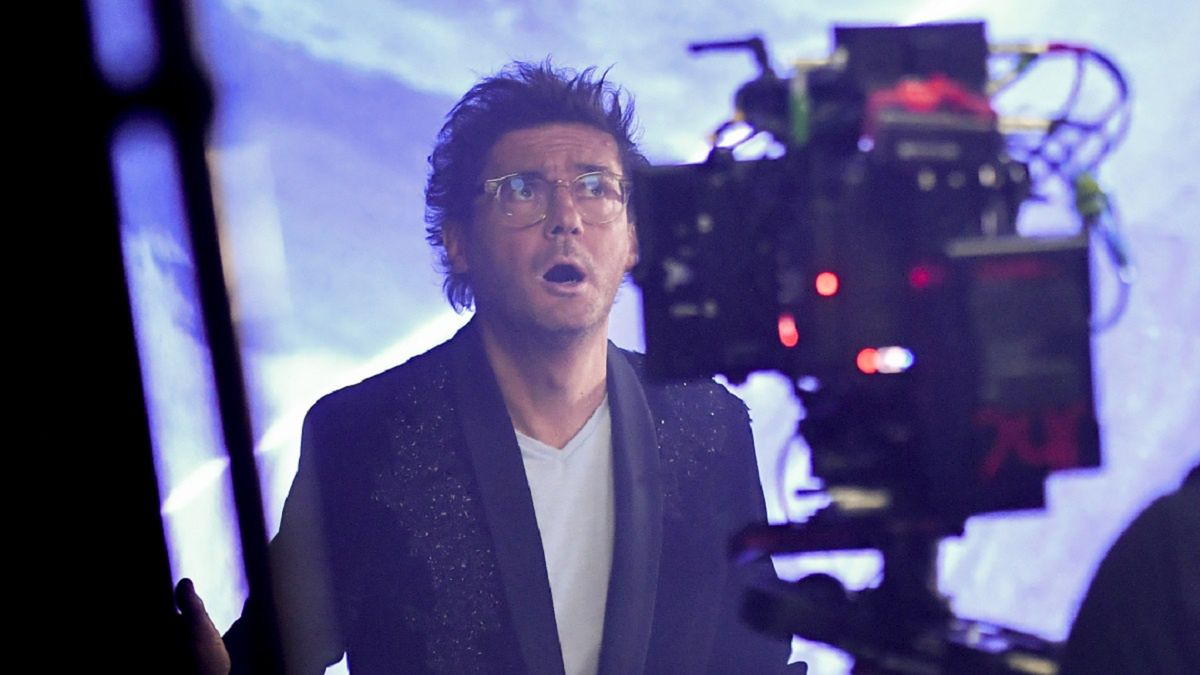 Tak Wojewódzki zachowuje się przed swoim show. "Pełna konspira". Zdjęcie wykonane podczas nagrań do wiosennego spotu TVN