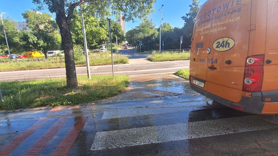 Awaria na ulicy Orkana - ulicą płynie woda. Ekipa Wodociągów Kieleckich  na miejscu. Więcej na kolejnych zdjęciach 
