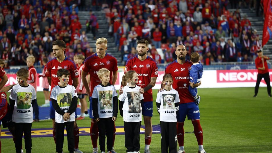 Dziecięca eskorta w specjalnych koszulkach na meczu Raków Częstochowa - Górnik Zabrze