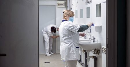 Zaskakujący raport ministerstwa. Odnotowano ogromny spadek zakażeń