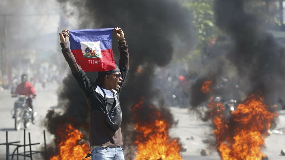 Zamieszki na Haiti
A demonstrator holds up an Haitian flag during protests demanding the resignation of Prime Minister Ariel Henry in Port-au-Prince, Haiti, Friday, March 1, 2024. (AP Photo/Odelyn Joseph)
Odelyn Joseph