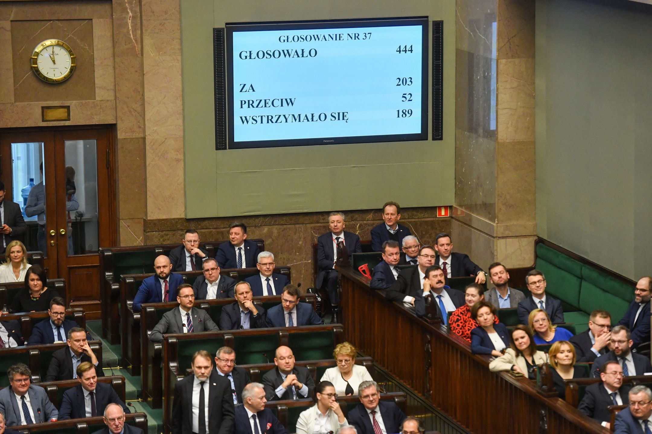 Warszawa, 13.01.2023. Posłowie na sali obrad Sejmu w Warszawie, 13 bm. W tle tablica z wynikiem głosowania nad projektem nowelizacji ustawy o Sądzie Najwyższym. (ad) PAP/Piotr Nowak