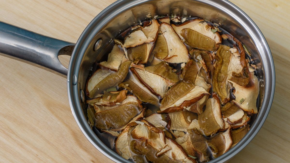 W czym moczyć suszone grzyby?