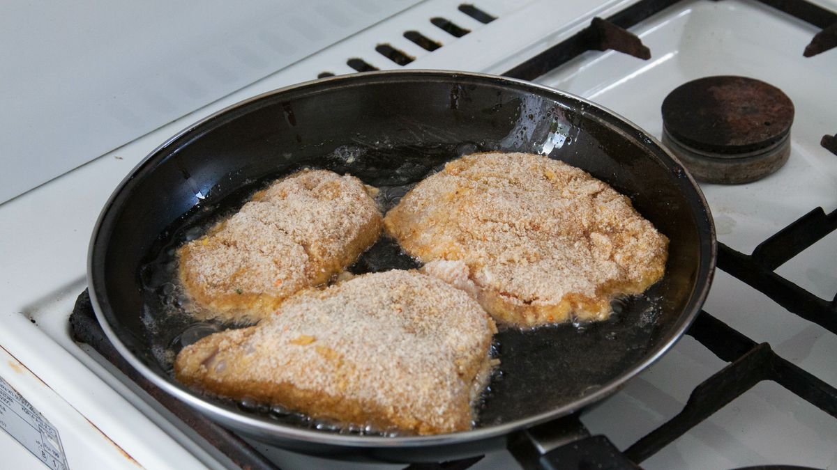 Przy smażeniu kotletów nie należy polewać ich olejem