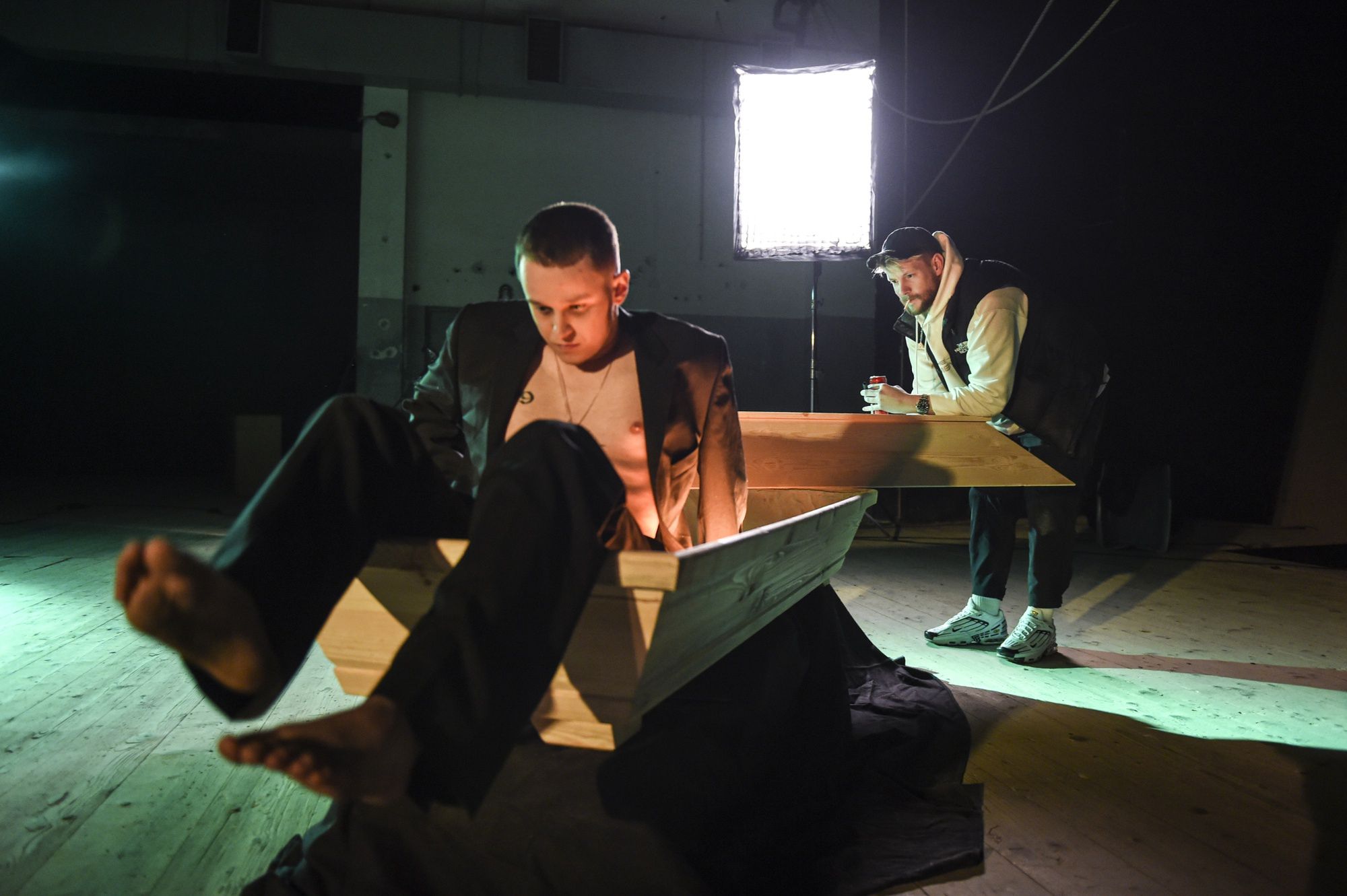 Xavier Wiśniewski kręci teledysk pod okiem Sebastiana Fabijańskiego