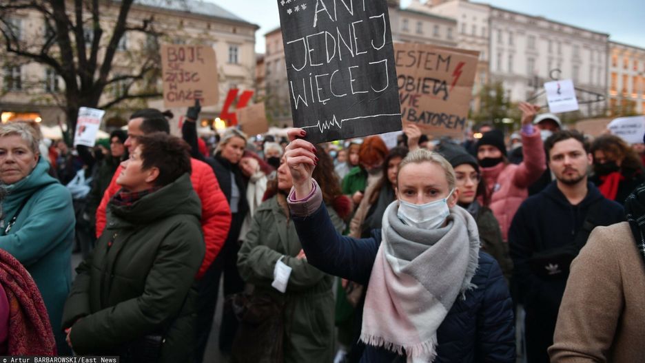 Ani jednej wi?cej! Marsz dla Izy
Fot. Artur Barbarowski/East News, Krakow, 07.11.2021. Ani jednej wiecej! - Marsz dla Izy. Demonstracja zorganizowana po smierci 30 letniej Izabeli w szpitalu w Pszczynie. Izabela zmarla poniewaz lekarze nie chcieli dokonac abortowania plodu, kiedy pacjentce odeszly wody plodowe. 30 letnia Iza zmarla na sepse.
Artur Barbarowski