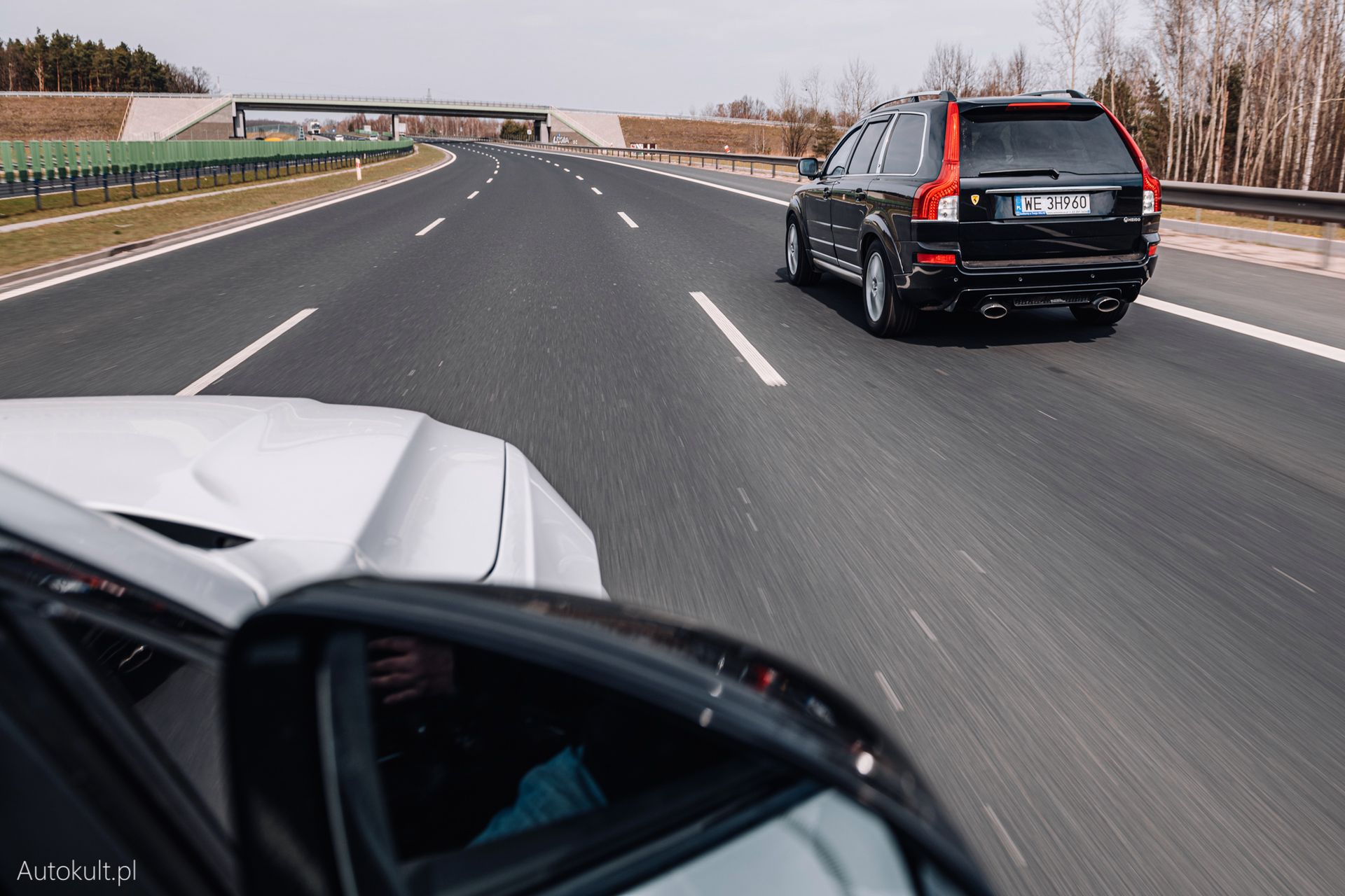 Tak by wyglądał wyścig na mokrej nawierzchni. Przeniesienie napędu V8 jest dużo sprawniejsze od dwusilnikowego