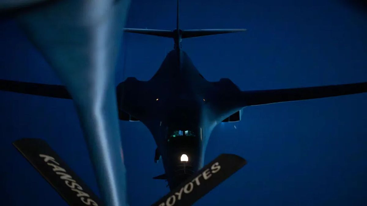 Bombowiec strategiczny B-1B Lancer podczas tankowania w locie