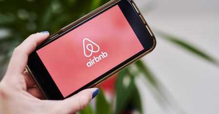 Turystka wynajęła mieszkanie w Airbnb. Została brutalnie zgwałcona