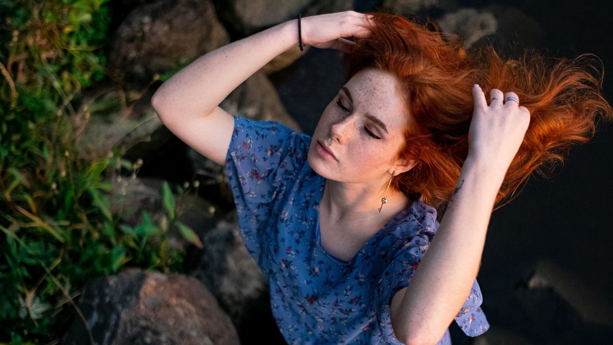 Kobieta o naturalnie rudych włosach.